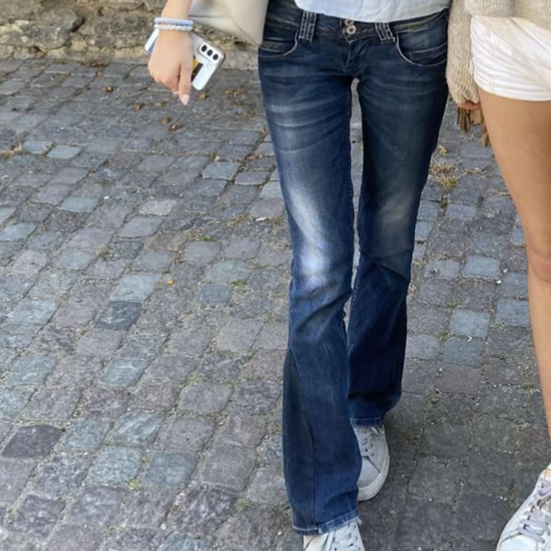 Mörkblå bootcut jeans med låg midja - 1