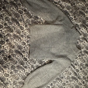 Grå ribbad stickad tröja Gina Tricot - Säljer en grå stickad tröja från Gina Tricot i storlek XS. Tröjan har ett ribbat mönster, rund hals och långa ärmar med vacker form. Perfekt för dig som gillar en enkel men snygg look med lite loose passform, passar även de som bär storlek S då den är stor i modellen. (Jag har storlek S annars) önskas fler foton så skicka ett meddelande🌸