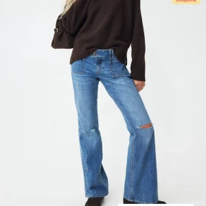 Blå bootcut jeans med slitningar - Snygga blå bootcut jeans med slitningar på knäna och klassiska fickor fram. Jeansen har låg midja och är endast använda 1 gång.🤗passar xs-s