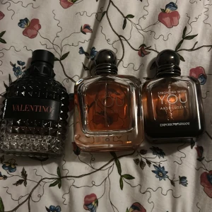 Tre populära herrparfymer - Snygga och trendiga parfymer från Valentino och Emporio Armani. Perfekt för dig som vill sticka ut och ge din stil en extra boost. Flaskorna är i fint skick och passar dig som gillar exklusiva märken.