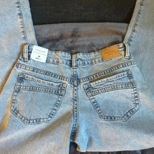 Ultra low wide jeans gina tricot - Ultra low wide jeans från Gina Tricot i en ljusblå vintage wash. Sitter jätte skönt i midjan, men säljer dem då dem tyvärr var för korta. Skicka om ni undrar nåt!💗 pris kan diskutera. Byxorna har används en gång och har där med inte kvar prislapparna sp som på bilderna. 