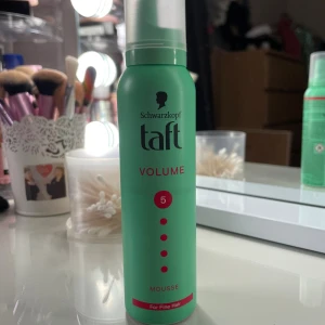Schwarzkopf Taft Volume Mousse - Volymmousse från Schwarzkopf Taft, grön flaska med röda detaljer. Passar fint för de som har tunt hår, ger naturlig look och långvarig volym utan klister. Vegansk och silikonfri formula, PETA-godkänd. Flaskan är tillverkad av återvunnet aluminium. Använd 2 gånger så mycket produkt kvar😊