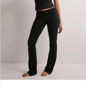 Lågmidjade mjukisbyxor - Lågmidjade mjukisbyxor från Nelly. Slutsålda. Jag har använt de väldigt lite men har klippt av benen så att de kunde passa mig (jag är 160cm) annars inga defekter. Storlek XXS men passar mig med XS bra 