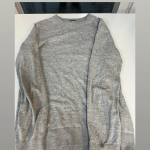 Grå tröja  - Simpel grå tröja. Säljer eftersom den inte passar mig. Behövs i varje garderob. 275 kr storlek s