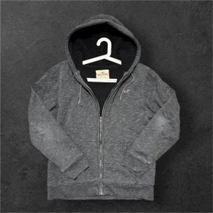 Hollister zip hoodie - Fodrad Hollister zip hoodie som är extremt eftertraktad just nu, väldigt bra skick och perfekt nu vid lite kyligare dagar😁