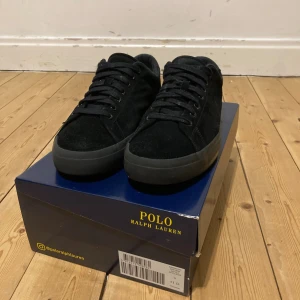 Ralph Lauren Skor - Säljer RL skor pågrund av de inte passa mig, Skorna är använda en gång av mig sen är de köpta på Vinted, men skicket är bra och det syns inte nånstans att skorna kan vara använda, förutom på sulan.Skorna ger en stilren look som passar till de mesta. Jag rekommenderar starkt.  • Mått:28-29 cm • Färg: Svart • Material: 100% Läder • Skick:9/10 • Snabb frakt  Bara höra av dig om det minsta