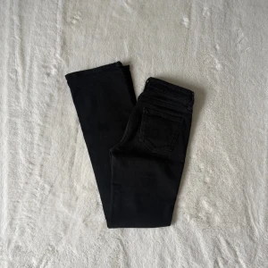  Långa svarta low waist bootcut jeans från Zara I 34 - Jättesnygga långa svart low waist bootcut jeans från märket Zara i storlek 34. De är i bra skick(lite lite slitna), väldigt sköna och är väldigt långa så perfekt för dig som är lite längre. Jag själv är ganska lång och dessa sitter perfekt 🤩 Jeansen har en jättebra passform med utsvängda ben och är tillverkade i mjukt denimtyg. Perfekta för dig som gillar stilrena, tidlösa byxor och jeans som passar till allt. Skriv om funderingar, lämna gärna omdöme om köpt och priset kan diskuteras😊