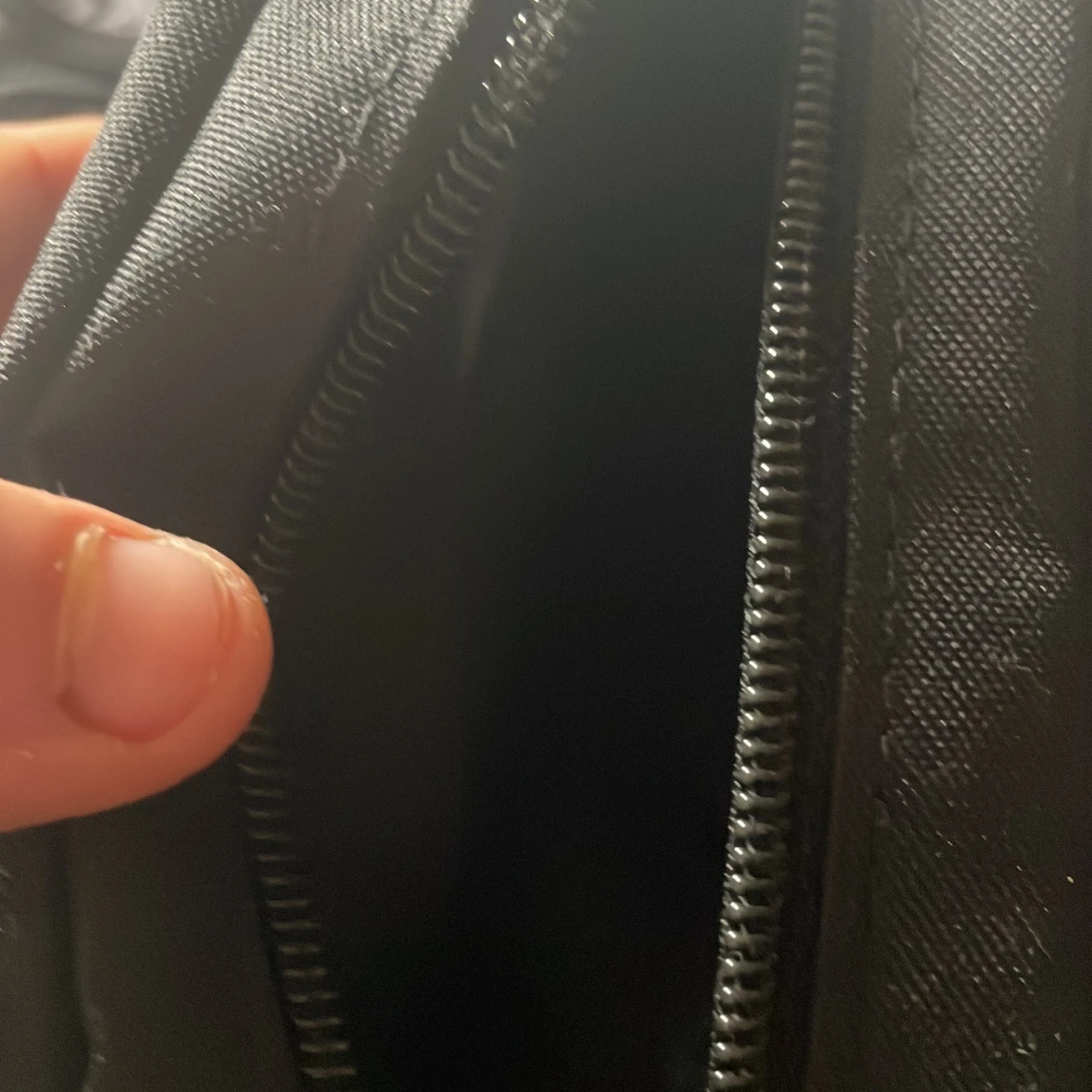 Svart axelväska med korsdetalj - 3