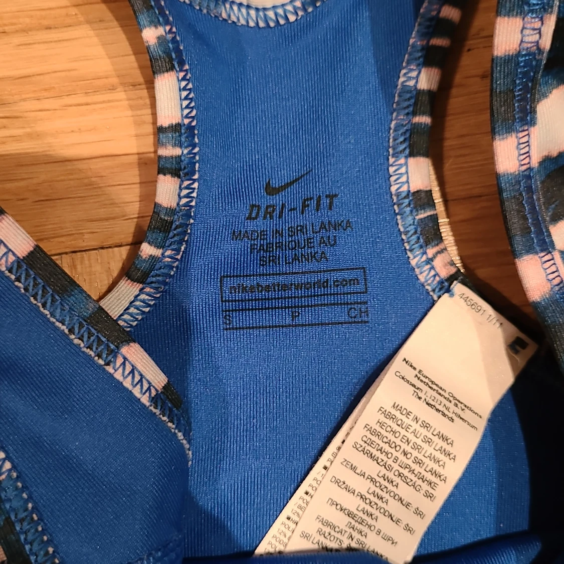 Blå sporttopp från Nike med mönster - 2