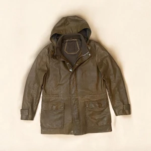 Corneliani Läder Jacka - Säljer du denna extremt snygga premiumjackan i läder från det italienska lyxmärket Corneliani. Den är i superfint skick och har absolut inget att anmärka på. ligger på ca 20.000 nypris om du kollar efter läder Corneliani jackor på nätet. Storlek: 48/50 Har du frågor eller bud är det bara att höra av dig så svarar jag så fort som möjligt!