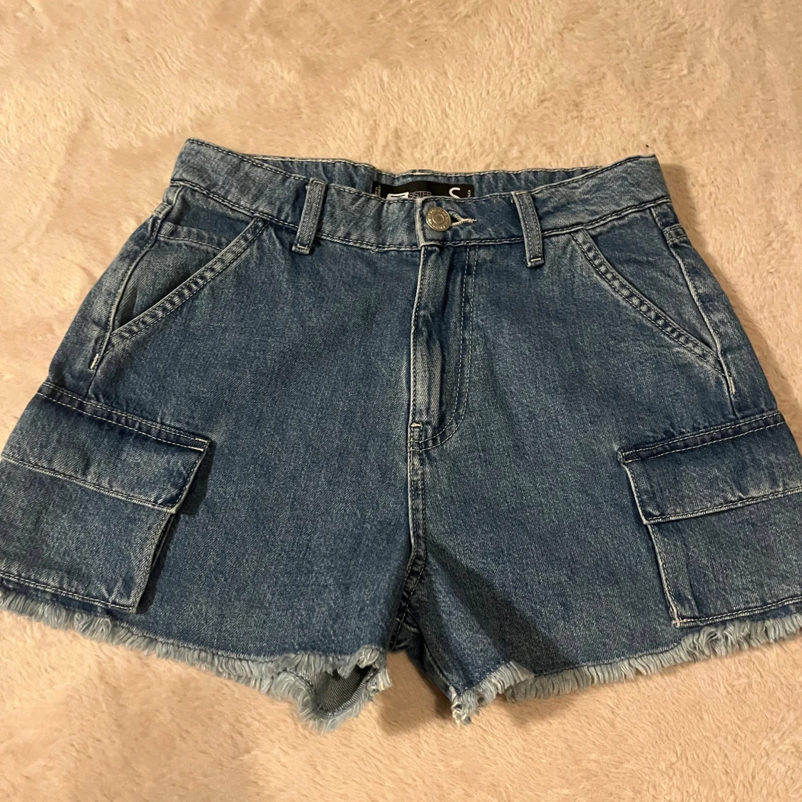 Blå jeansshorts med cargofickor 