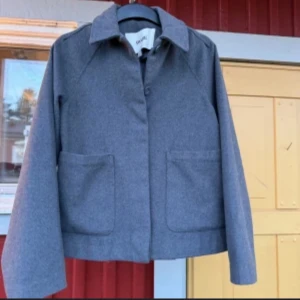 Grå höst kappa - Grå höstjacka som är i jättebra skick från vero moda/AWARE ❣️ Passar xs/s 