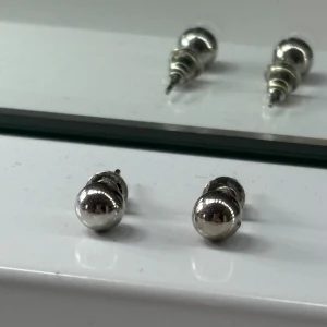 Silvriga pärlor, örhängen - Ett par stilrena örhängen i silverfärg med klotformad design. Använda få gånger. Rengjorda innan de postas! ❣️