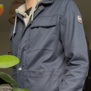 Colmar overshirt - Snygg marinblå overshirt från Colmar, den har fickor inuti och utanpå, nypris är runt 3000kr den är använd några gånger bara. Modelen är 180 och väger 73kg. Skriv vid minsta fundering 😊