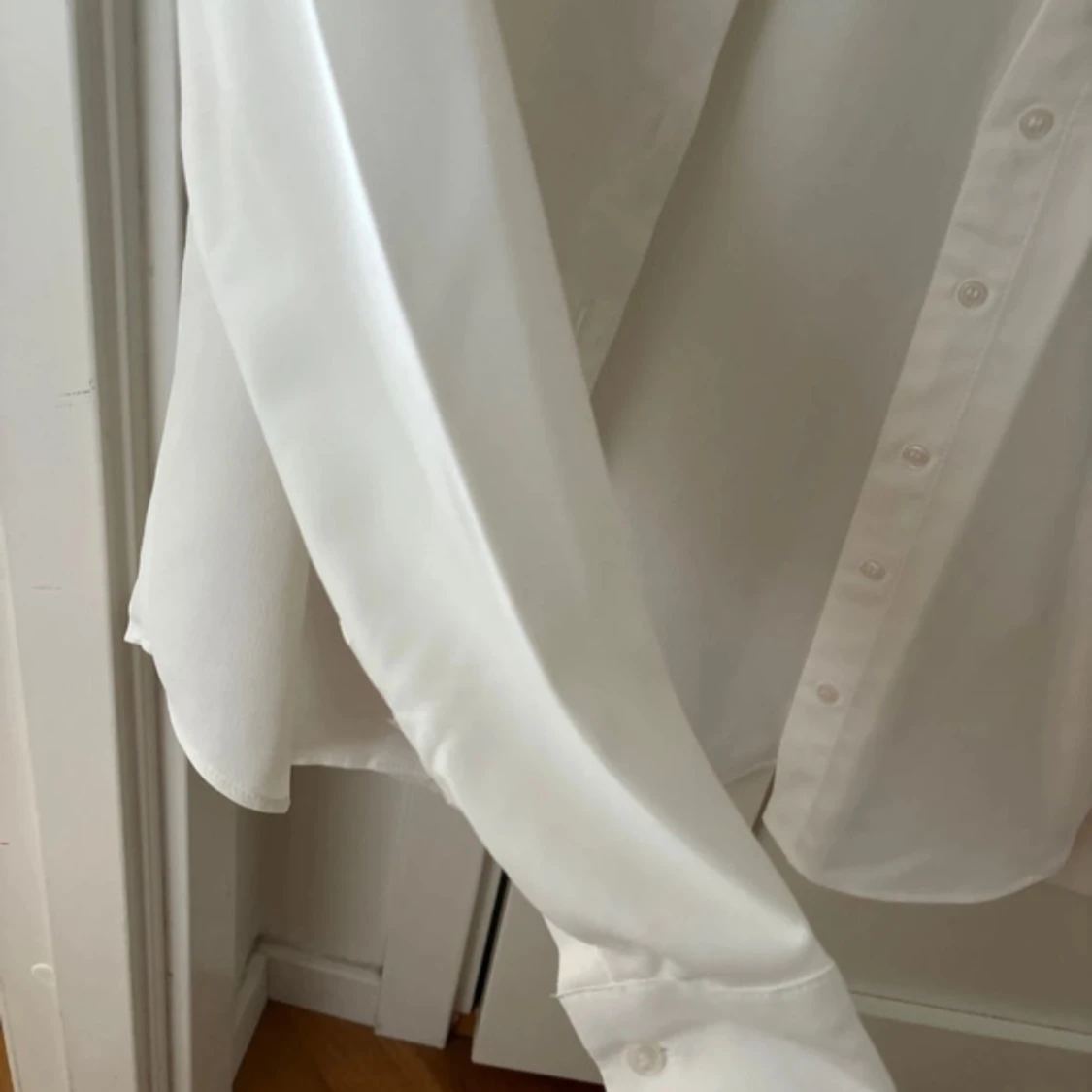 Vit skjorta från H&M i storlek 32 - 1