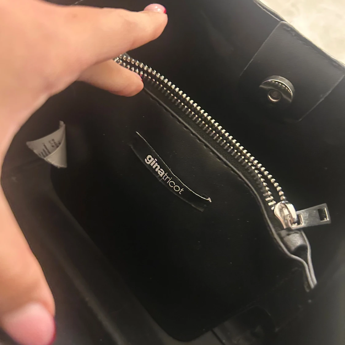 Svart handväska från Gina Tricot - 1