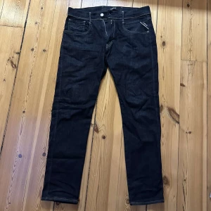 Replay Hyperflex mörkblå jeans - Replay Hyperflex jeans i mörkblå färg med klassisk femficksdesign och kontrastsömmar. Stretchigt material. Waist 32, length 30