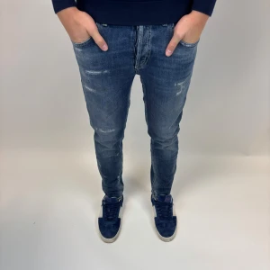 Dondup Jeans - Dondup Jeans! Trendigaste jeansen på marknaden.  Skick= 9,5/10 Ny pris= 4000 kr Säljs för= 899 kr (Modellen har original slitningar från fabrik vilket är väldigt eftertraktat och populärt)