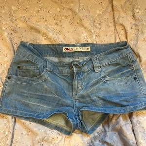 Blå lågmidjade jeansshorts från ONLY - INTRESSEKOLL!! lågmidjade shorts från only. Midjemåttet är 41 cm. Vet inte exakt storlek tyvärr. 
