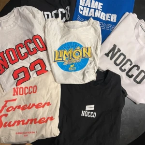 Nocco t-shirtpaket med tryck - Säljer ett paket med sju olika t-shirts från Nocco. Flera vita med olika tryck, en svart med logga, en blå med text och en beige med röd text. Alla är kortärmade och har coola grafiska prints, perfekt för dig som gillar sportiga och trendiga plagg.