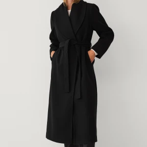 Svart kappa med bälte och sjalkrage - Fin svart kappa med sjalkrage och knytskärp. Lång modell, använd 2-3 gånger max, originalpris 799kr.     Pris går att diskutera 