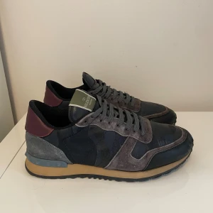 Valentino rockrunner skor  - Säljer nu dessa Valentino rockrunner skor, skriv för fler bilder/frågor🙌🏼