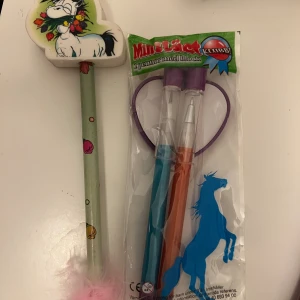 Min häst kit - Fint set med två nya pennor och block i originalförpackning samt en dekorerad enhörningspenna med suddgummi och fjädrar. Perfekt för barn eller som present. Allt i mycket gott skick, pennorna är oöppnade.