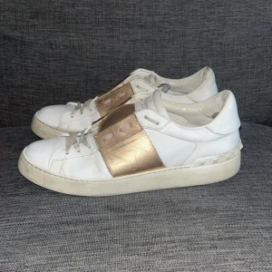Valentino open  - Snygga Valentino Garavani Open sneakers i metalic guld i storlek 39. De är använda men har mycket kvar att ge. Hör av dig vid frågor!