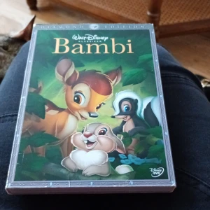 Bambi - Följ med Bambi och hans vänner på ett magiskt äventyr i skogen! Denna klassiker bjuder på vackra illustrationer, vänskap och spänning – perfekt för dig som älskar djur och natur. En tidlös berättelse som passar både unga och unga vuxna.