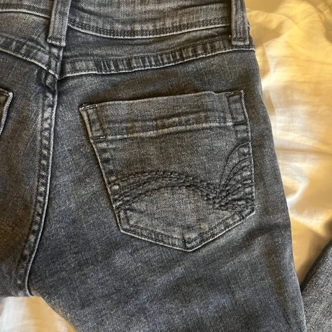 Grå bootcut low waist jeans från H&M Divided