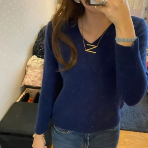 Marinblå kashmirtröja från Luisa di Carpi - Supermjuk marinblå kashmirtröja från Luisa di Carpi med v-ringning och långa ärmar. Klassisk och enkel modell som är perfekt att styla med jeans eller kjol. Tröjan har ribbade muddar och är riktigt skön mot huden💙