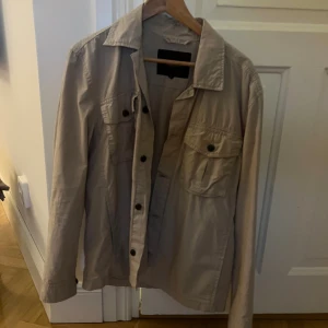 Beige Morris overshirt  - Riktigt snygg overshirt, storlek M nästan helt oanvänd 
