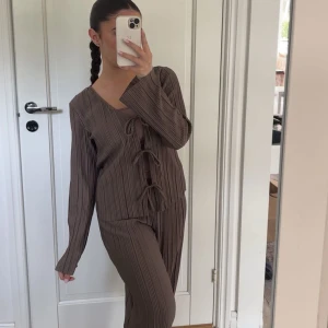 Brunt sett🤎 - Säljer en brun tvådelad set.. Setet har raka byxor och en v-ringad överdel med långa ärmar. Perfekt för dig som gillar en chill men ändå stilren look. Nypris ungefär 900kr och bara använt en gång 