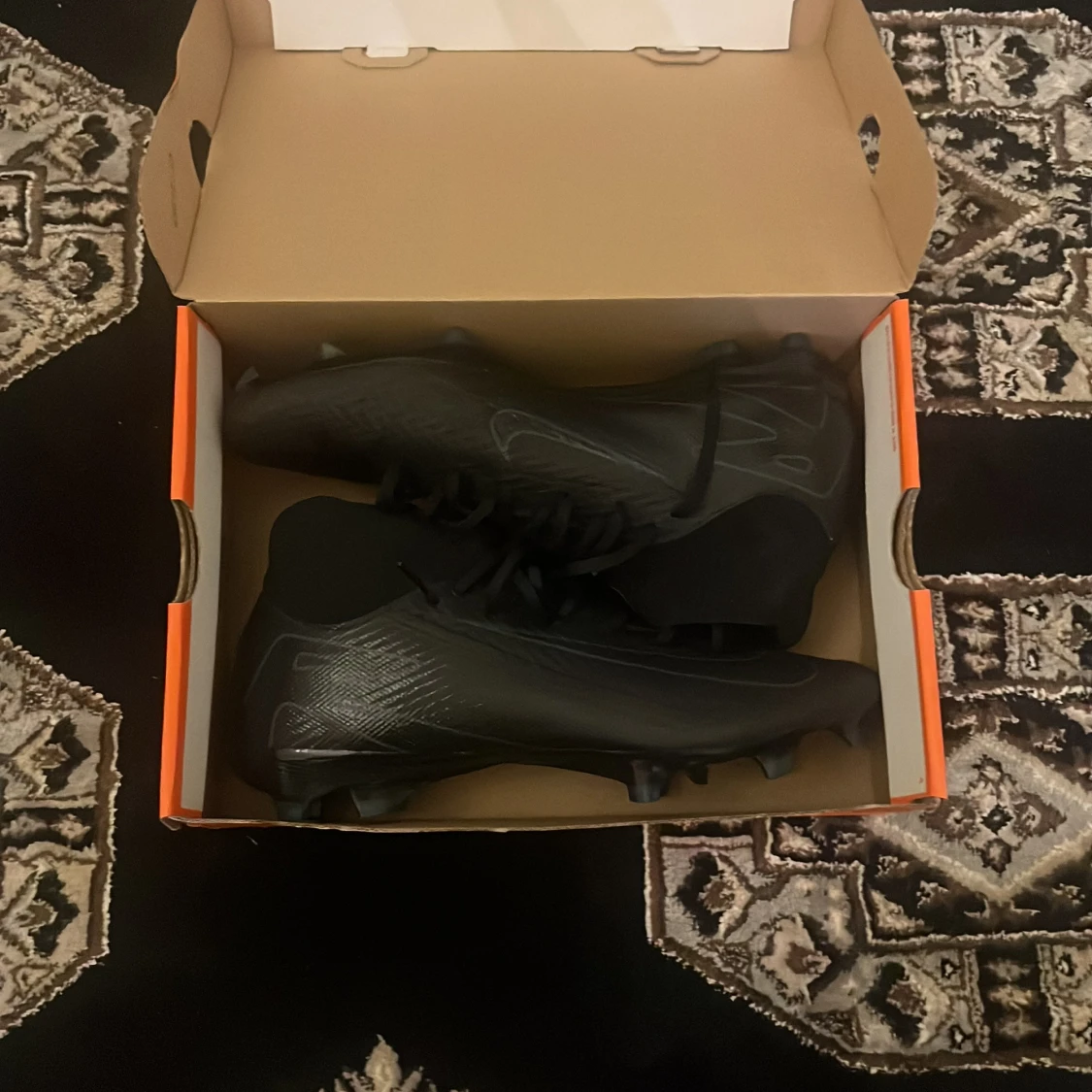 Svarta Nike fotbollsskor med snörning - 1