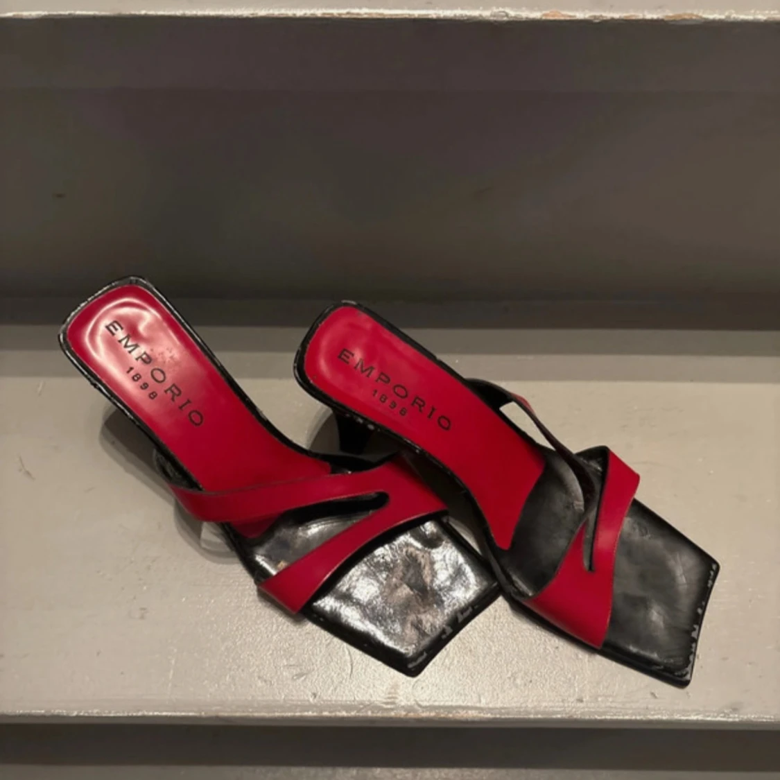 Svarta/ röda klackar Emporio - 1