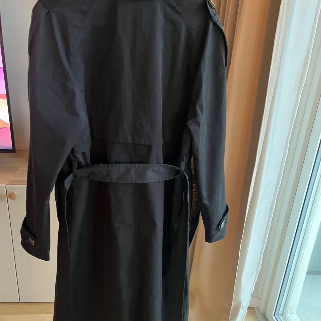 Svart trenchcoat från Pull&Bear - 3