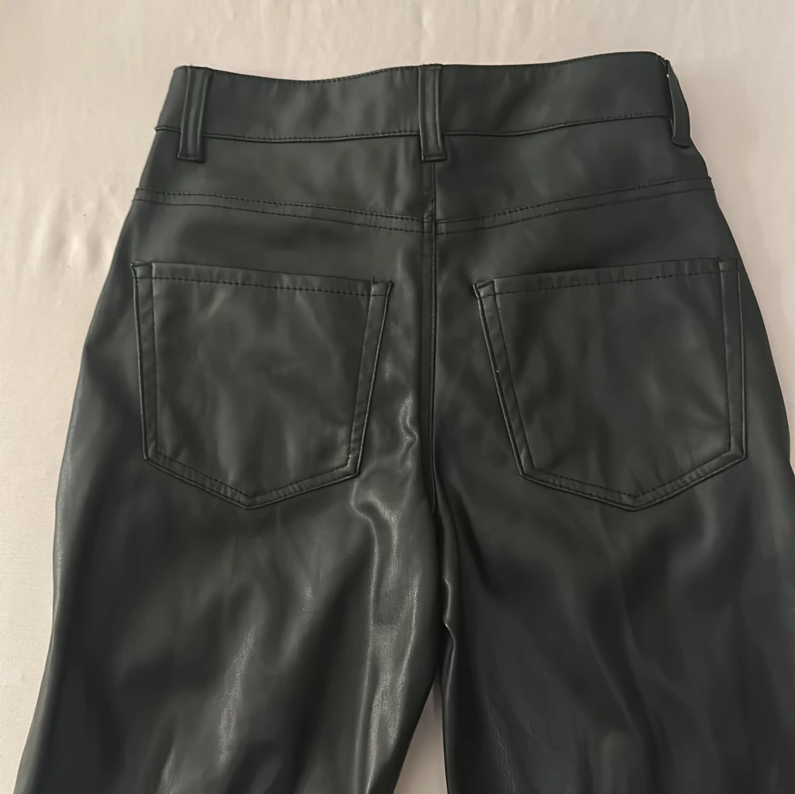 Svarta skinnbyxor från Bershka XS - 3