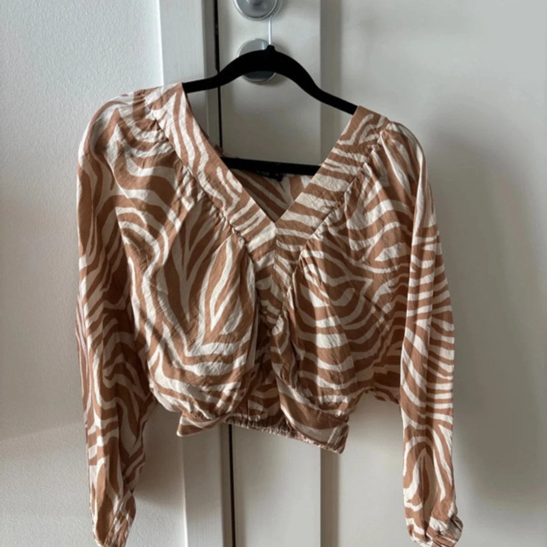 Zebramönstrad blus med v-ringning
