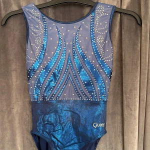 Gymnastik dräkt  - En super fin blå gymnastik dräkt ifrån quatro, har tyvärr klippt bort lappen inuti dräkten så vet inte storleken men skulle gissa på Axs - As