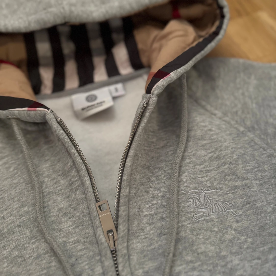 Grå hoodie från Burberry med dragkedja - 2