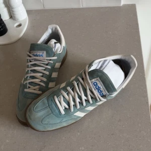 Adidas Spezial skor - Adidas spezial skor i storlek 44. Färgen än blå och skorna är perfekta inför vintern!