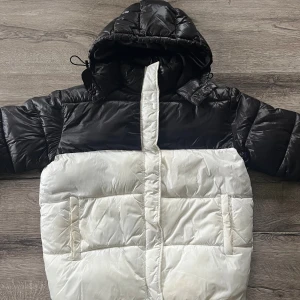 Vinterjacka - Från NA-KD men köpt secoundhand! Använd någon enstaka gång, bra skick men lite missfärgning vid ena fickan ♡