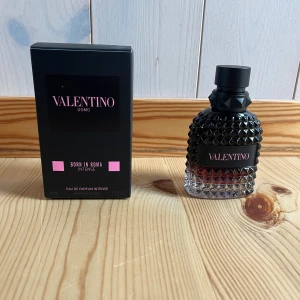 Valentino Uomo Born In Roma Intense - Stilren parfym från Valentino med edgy design och 50 ml men använd få tal gånger och de finns ca 35-40 ml kvar. Den är tillverkad i Italien. Perfekt för dig som vill sticka ut.