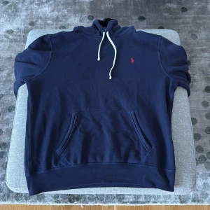 Polo Ralph lauren hoodie navy blå - Hej, säljer nu denna superfina Ralph Lauren hoodie. Det är en väldigt fin hoodie, perfekt nu till vintern. Den är endast använd ett fåtal gånger och tvättad endast en pga den lilla användningen den har varit med om. Hoodien är i storlek Large! Fler frågor eller funderingar är det bara att höra av er! MVH Vincent😊 