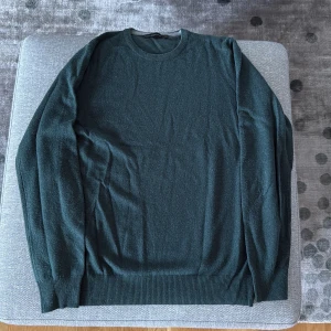 Grön stickad tröja - Hej säljer nu denna superfina stickade tröja. Tröjan är köpt i Italien. Tröjan är i storlek large och är använd ett fåtal gånger. Perfekt till vintern då den är väldigt mysig och skön. För fler frågor så är det bara att höra av er! MVH Vincent😊