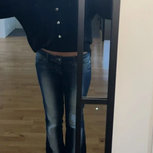 Blå bootcut jeans med slitningar - Snygga blå kvarg jeans från cheap monday🩷i stilton 28/32