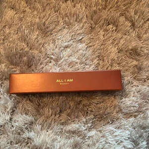 Bronzing Gel Drops från All I Am Beauty - Bronzing Gel Drops Natural Finish från All I Am Beauty i en snygg kopparfärgad förpackning. Ger en naturlig solkysst look med geltextur som är lätt att blanda ut. Perfekt för att boosta glow och skapa en fräsch finish.