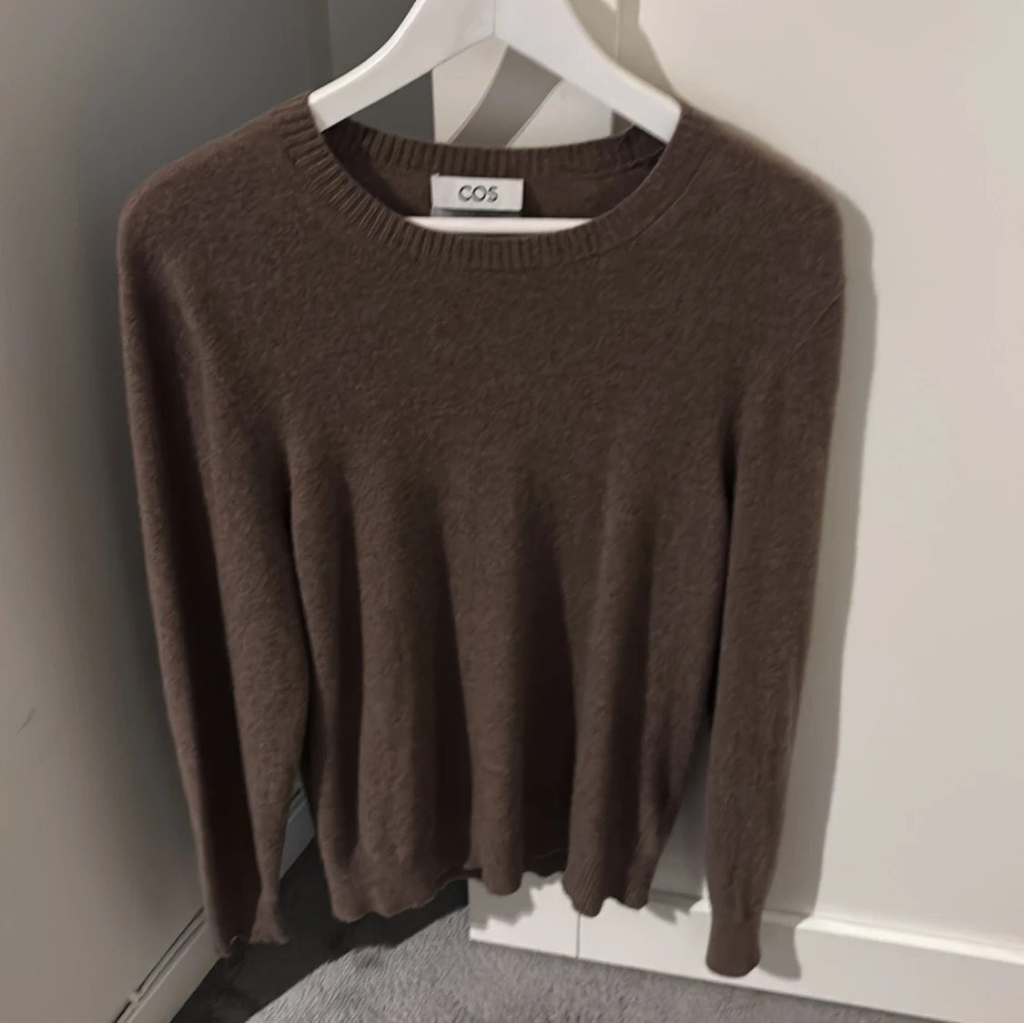 Brun kashmirtröja från COS