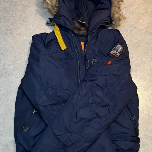 Parajumper winter jacket - Parajumper jacka, slim fit model. Har använt den ett få tal gånger. Priset går att diskutera.                 För mer spänande klädder kolla profilen.