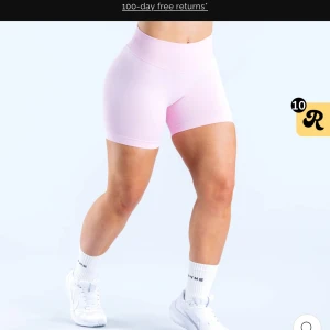 Ljusrosa seamless träningsshorts - Säljer ett par ljusrosa seamless träningsshorts från dfyne. Perfekta för gymmet eller löprundan, med stretchigt och bekvämt syntetmaterial. De är impact🥰